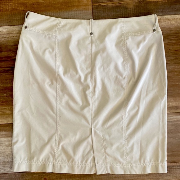 ATHLETA lightweight classic skirt. Cream/off white color - Picture 2 of 3